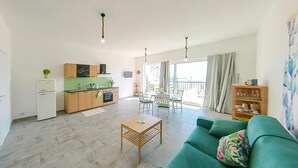 Un apartamento moderno con cocina, comedor y sala de estar.