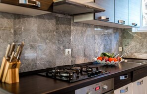 Frigorifero, forno, piano cottura, lavastoviglie