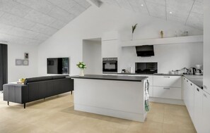 ثلاجة، فرن، غسالة أطباق، ماكينة لصنع القهوة/الشاي