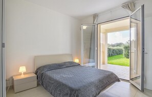 2 bedrooms, travel crib, free WiFi