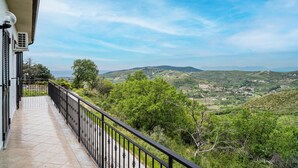 A balcony with a view of a green landscape and distant hills. - Lovely home in Laureana Cilento (Laureana Cilento)