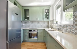Kühlschrank, Mikrowelle, Ofen, Herdplatte