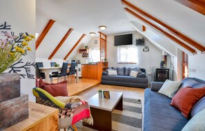 TV, fireplace - Nice home in Vrhi Vinagorski (Vrhi Vinagorski)