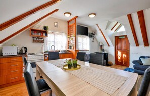 Fridge, microwave, stovetop, coffee/tea maker - Nice home in Vrhi Vinagorski (Vrhi Vinagorski)