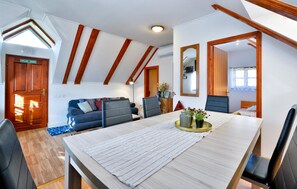 Dining - Nice home in Vrhi Vinagorski (Vrhi Vinagorski)