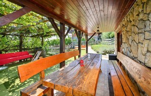 Outdoor dining - Nice home in Vrhi Vinagorski (Vrhi Vinagorski)