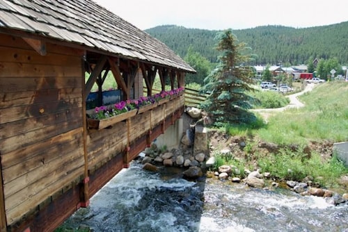 Owl Chalet - 1950's Cabin close to hiking, creek, and brewery!