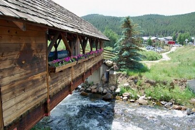 Owl Chalet - 1950's Cabin close to hiking, creek, and brewery!
