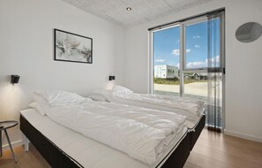 4 bedrooms, travel crib, free WiFi