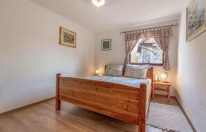 2 bedrooms, travel crib, free WiFi, bed sheets