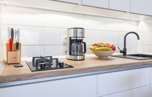 Kühlschrank, Herdplatte, Wasserkocher mit Kaffee-/Teezubehör