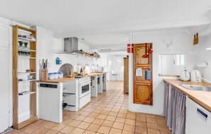 Kühlschrank, Mikrowelle, Herdplatte, Geschirrspüler