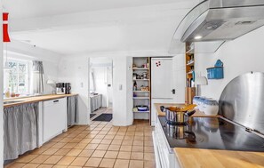 Refrigerador, parrilla de estufa, lavavajillas y cafetera y tetera 