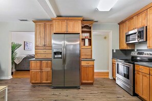 Refrigerador, microondas, horno y parrilla de estufa 