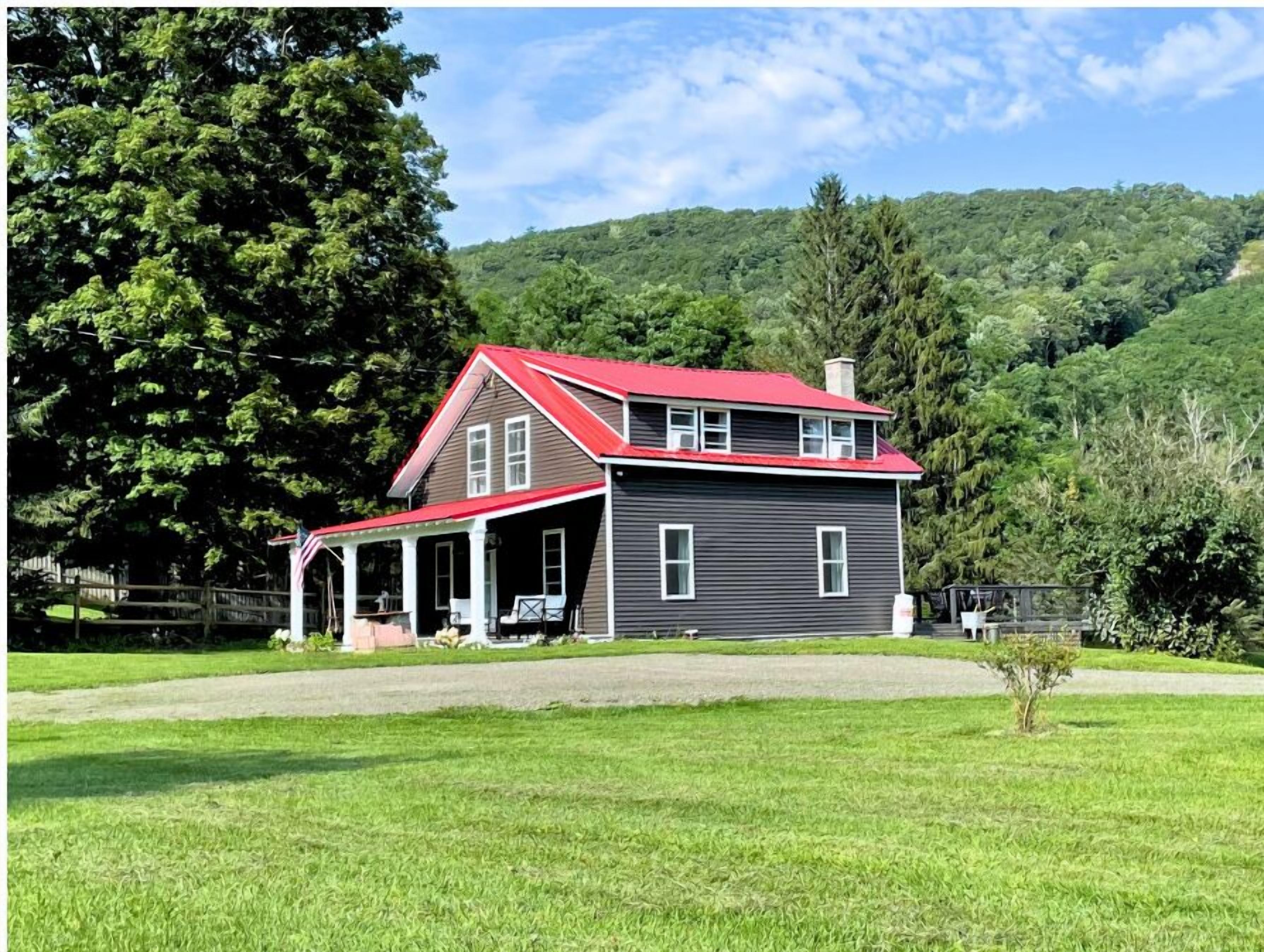 "Back Cottage" of Cooperstown Cottages by the Creek - 4 mi to Coop Dreams Park!