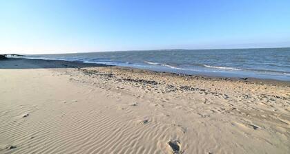 Gîte for 2 to 12 people shops and beach within walking distance