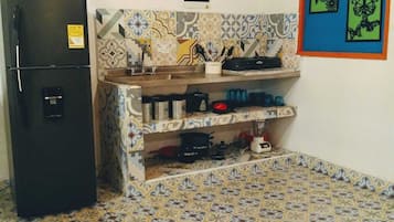 Frigorífico, microondas, cafetera o tetera y utensilios de cocina