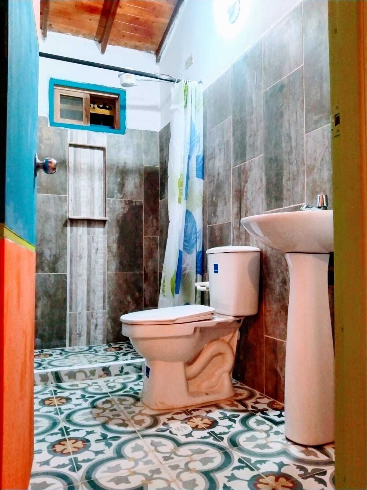 Douche, sèche-cheveux, serviettes fournies, savon