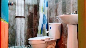 Douche, sĂšche-cheveux, serviettes fournies, savon