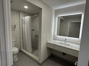 Signature Studio Suite | Bathroom | Towels