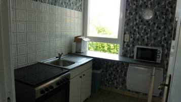 Mikrowelle, Wasserkocher mit Kaffee-/Teezubehör