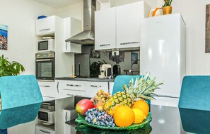 ثلاجة، موقد طهي مسطح، غسالة أطباق، ماكينة لصنع القهوة/الشاي