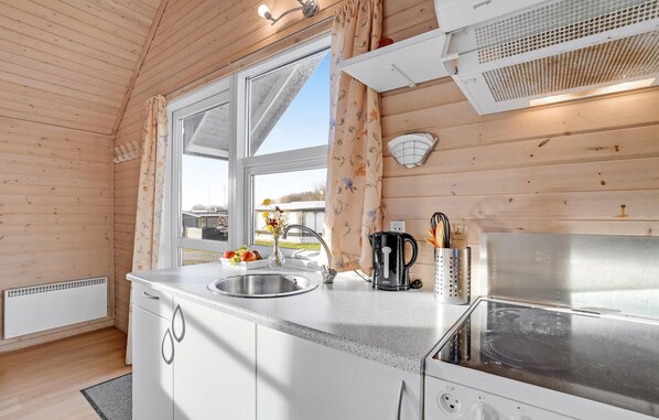 Kühlschrank, Herdplatte, Wasserkocher mit Kaffee-/Teezubehör