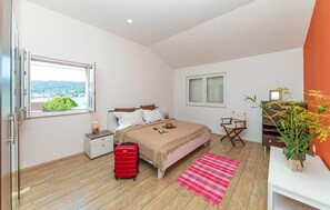 4 bedrooms, free WiFi, bed sheets - Amazing home in Vinisce with WiFi (Vinisce)