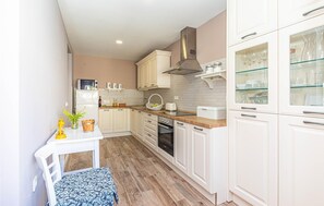 Fridge, microwave, oven, stovetop - Amazing home in Vinisce with WiFi (Vinisce)
