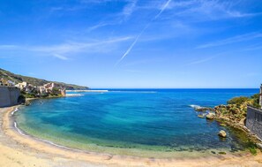 Una spiaggia nelle vicinanze