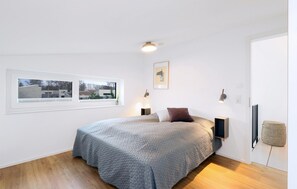 5 bedrooms, free WiFi, bed sheets