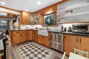 Fridge, microwave, oven, stovetop - Waterfront. Gameroom, Dock in water. Spa. Firepit. (Big Bear Lake)