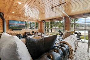 Smart-TV, Kamin, Tischfußball, Arbeitsbereiche