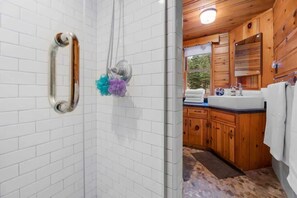 Combined shower/tub, hair dryer, towels, shampoo - Waterfront. Gameroom, Dock in water. Spa. Firepit. (Big Bear Lake)