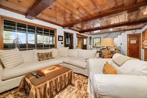 Smart-TV, Kamin, Tischfußball, Tischtennisplatte