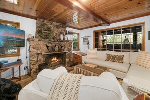 Smart TV, chimenea, futbolito, mesa de ping pong