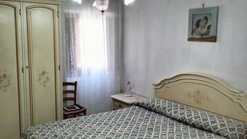 2 bedrooms, iron/ironing board, bed sheets
