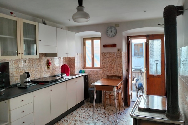 Refrigerador, parrilla de estufa y cafetera y tetera