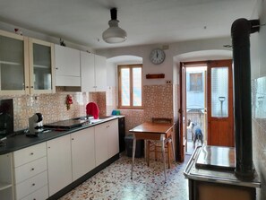 Fridge, stovetop, coffee/tea maker, cookware/dishes/utensils - House in the mountains (Colle Giovenchi)