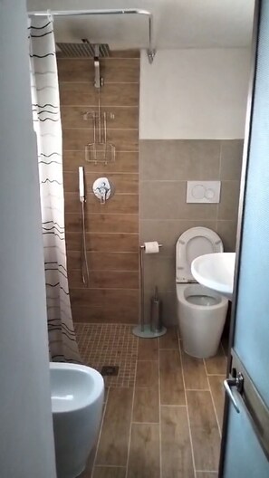Ensemble baignoire-douche, séchoir à cheveux, bidet, serviettes fournies