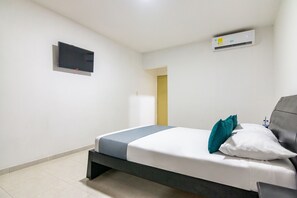 Hypo-allergenic bedding, free WiFi, bed sheets