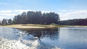 A calm lake with a sandy beach and dense forest in the background. - Gorgeous home in åmli with WiFi (Åmli)