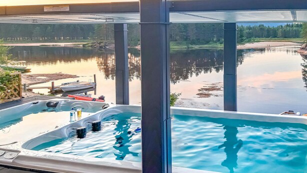 A hot tub with a view of a calm lake and docked boats. - Gorgeous home in åmli with WiFi (Åmli)