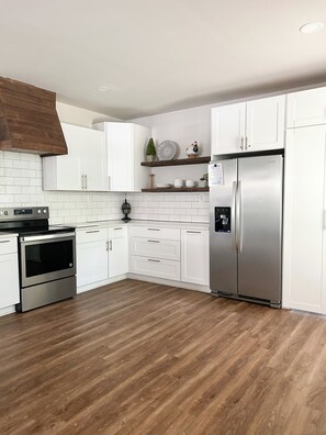 Fridge, microwave, oven, stovetop - Spacious Downtown Living (Prattville)