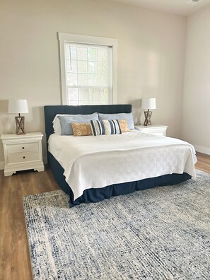 5 bedrooms, iron/ironing board, travel cot, free WiFi - Spacious Downtown Living (Prattville)