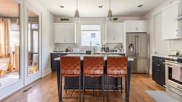 Coffee/tea maker, fridge, microwave, oven