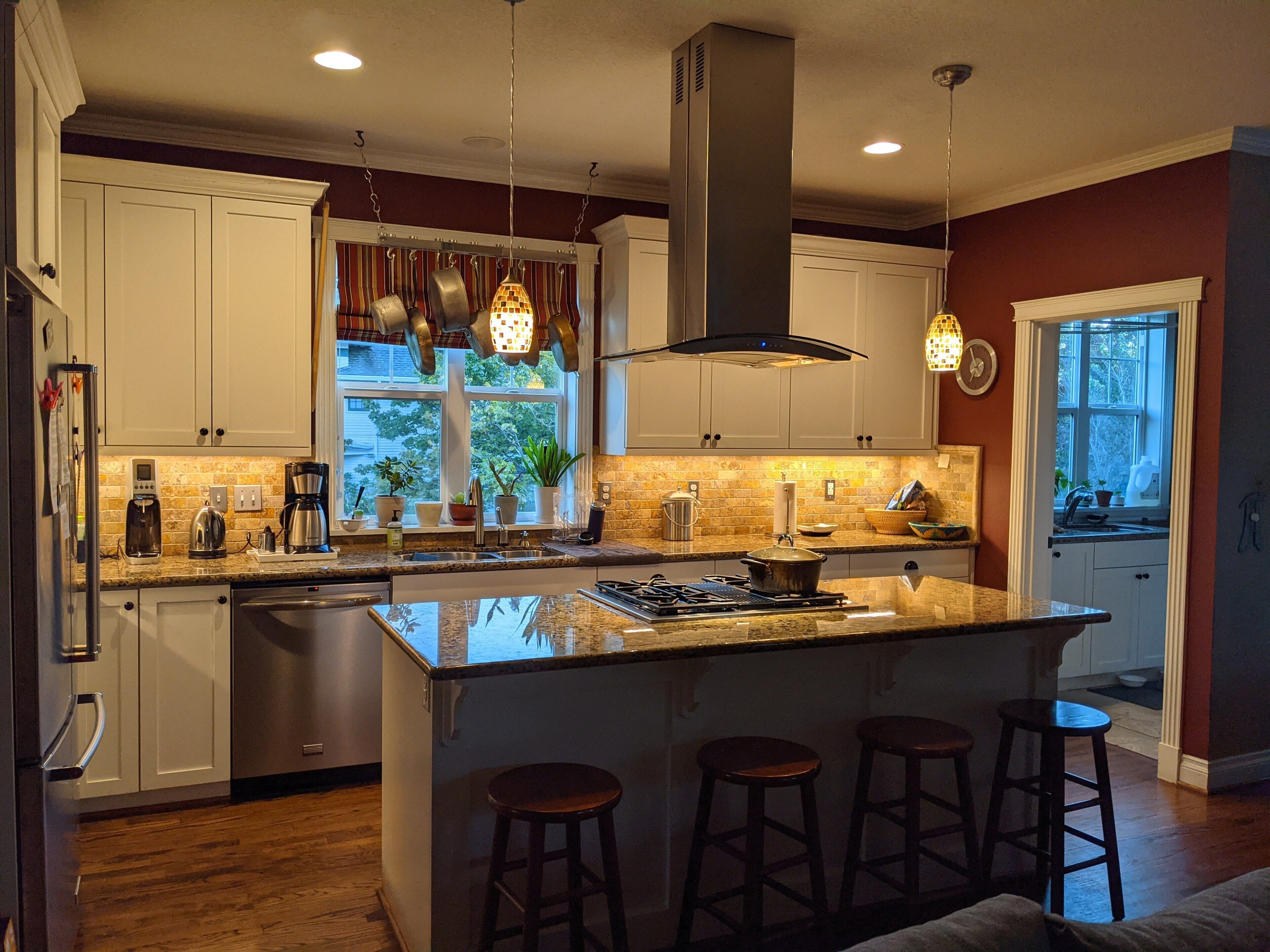 Kjøleskap, mikrobølgeovn, ovn og kokeplater