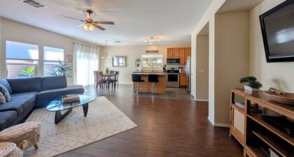 Cozy Casa on cul-de-sac corner lot, heated spa, bring your fur baby!