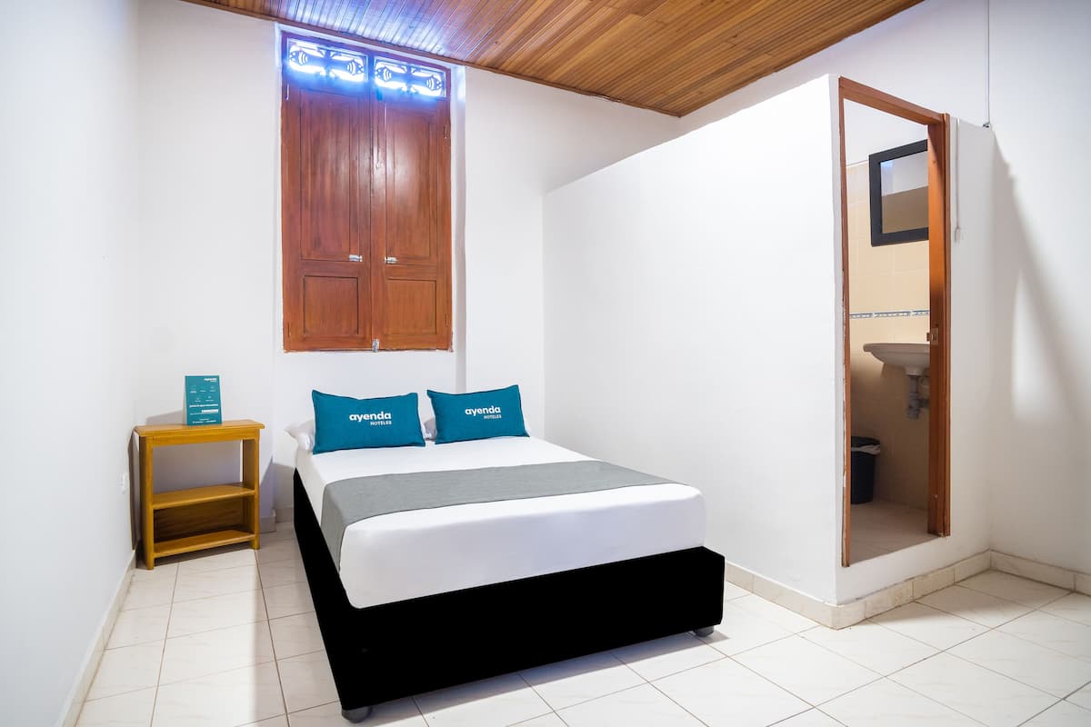 Hypo-allergenic bedding, desk, free WiFi, bed sheets
