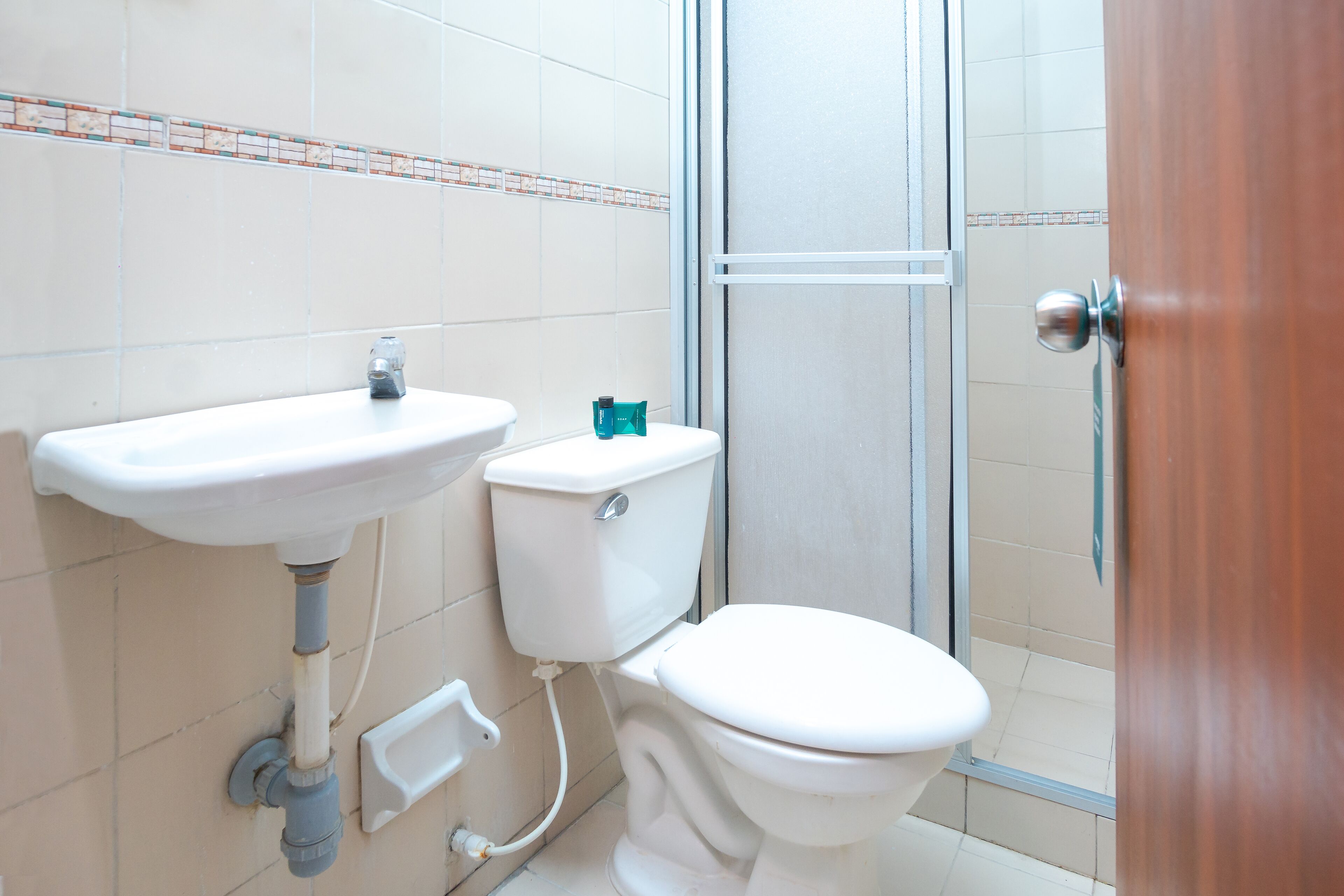 Ducha, artículos de tocador gratuitos, toallas, jabón